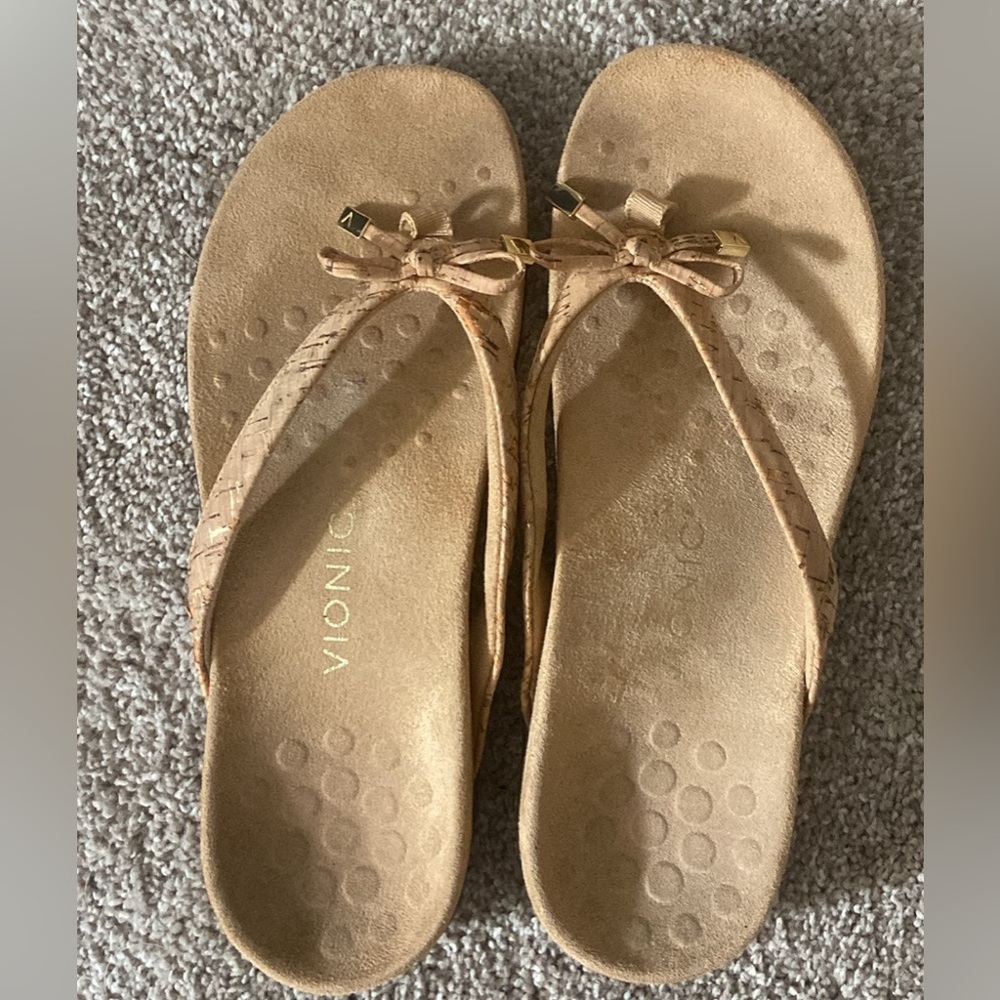 Vionic Cork thong sandals 8.5